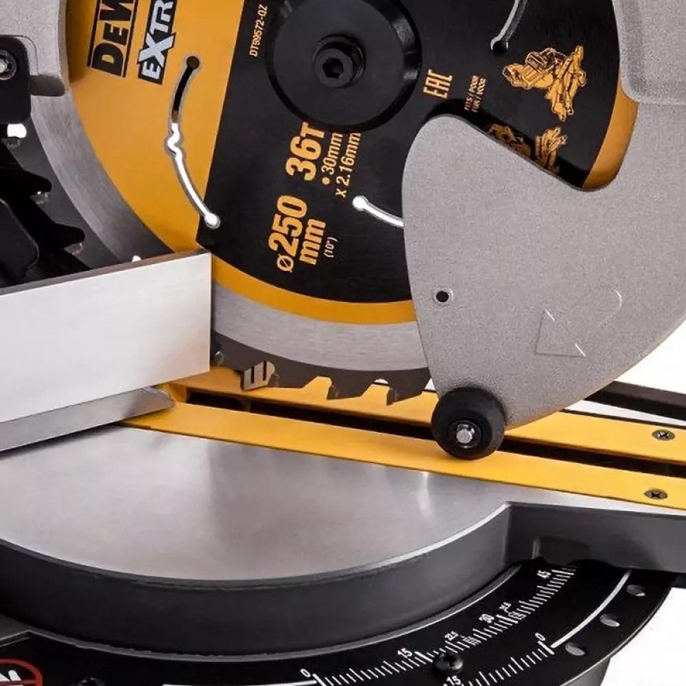 DeWalt DCS778N бесщеточная торцовочная пила (без АКБ и ЗУ)