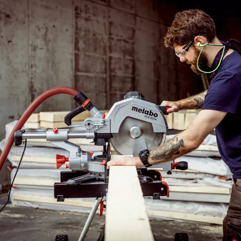 Metabo KGS 305 M торцовочная пила с протяжкой 613305000