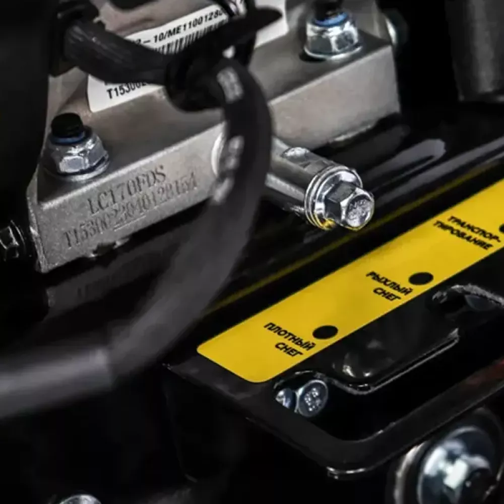 CHAMPION STT761E бензиновый снегоуборщик